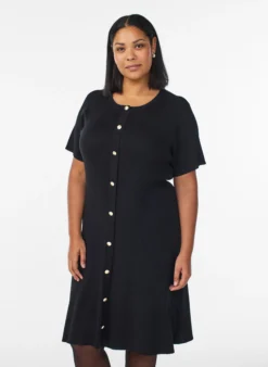 Geripptes Kleid mit Zierknöpfen und kurzen Ärmeln