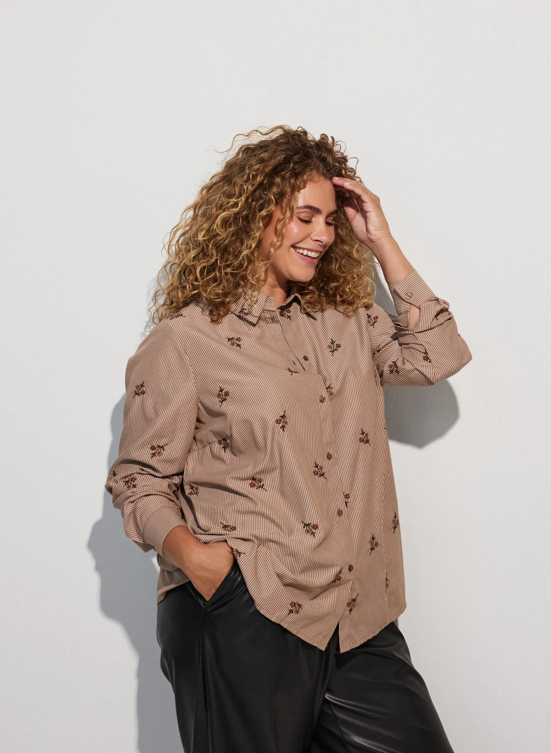 Gestreifte Bluse mit bestickten Blumen