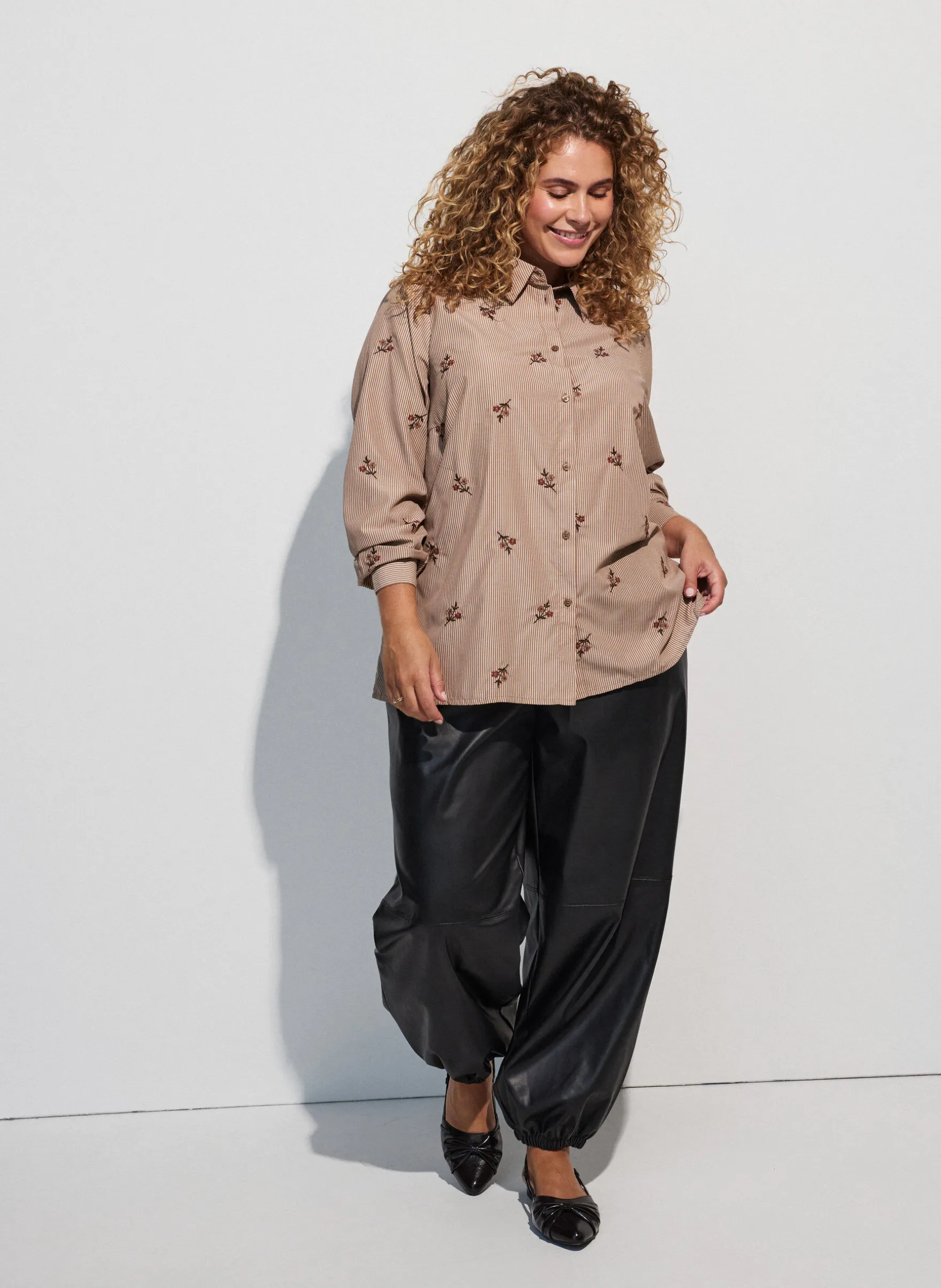 Gestreifte Bluse mit bestickten Blumen