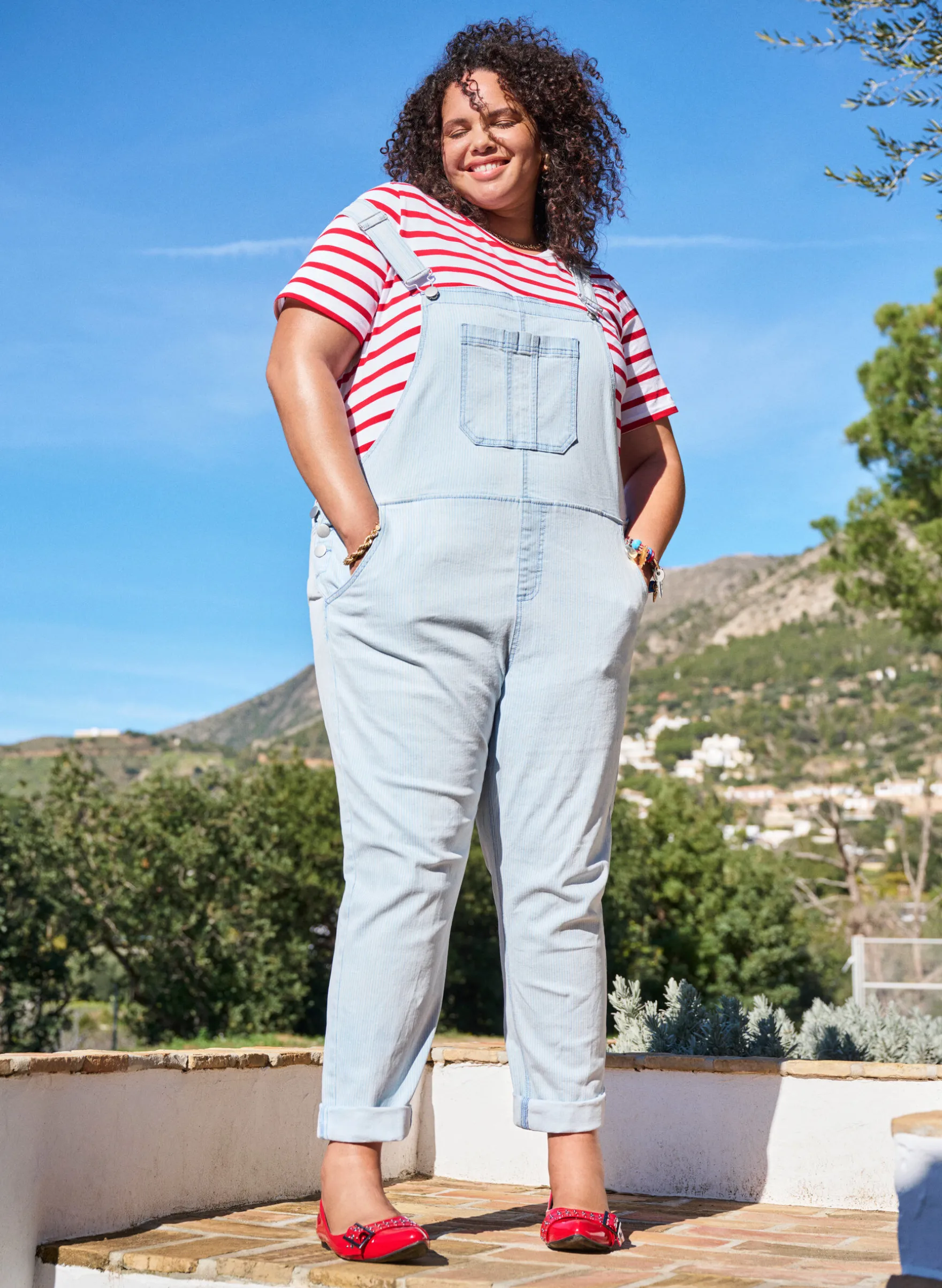 Gestreifte Jeans-Latzhosen