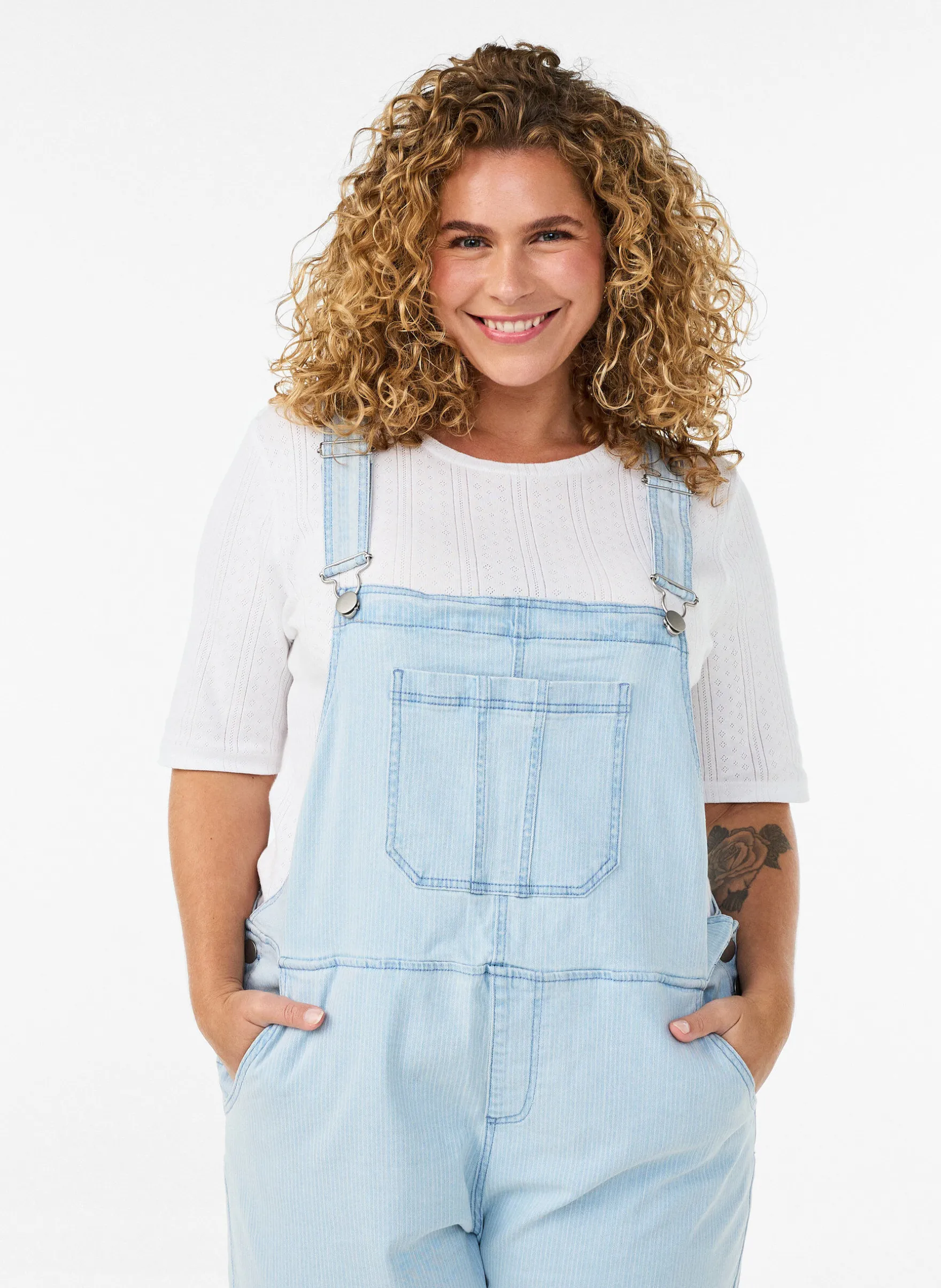 Gestreifte Jeans-Latzhosen