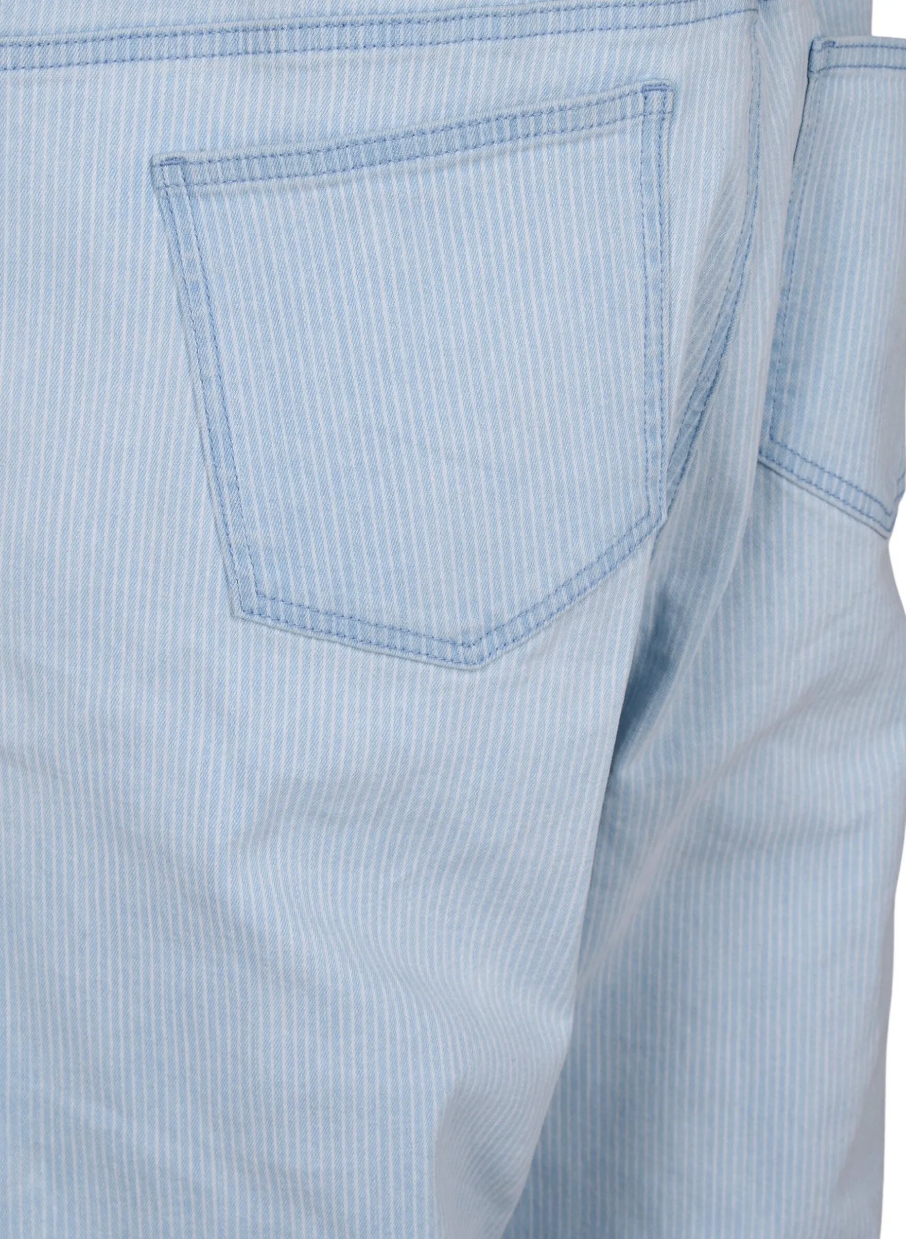 Gestreifte Jeans-Latzhosen