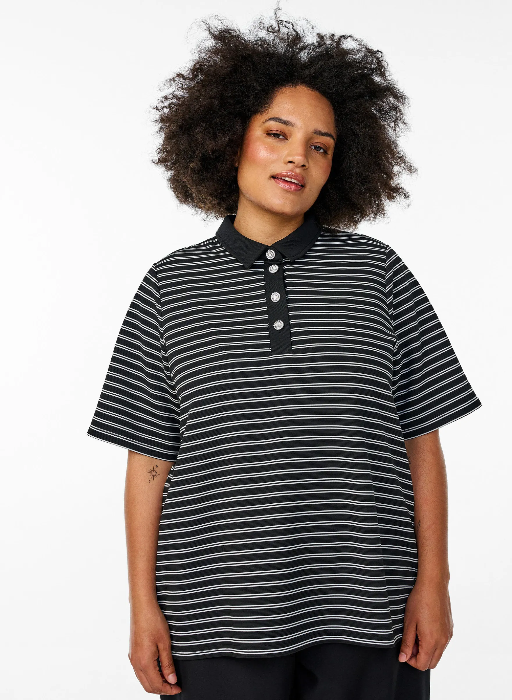 Gestreiftes Poloshirt mit kurzen Ärmeln und Knöpfen