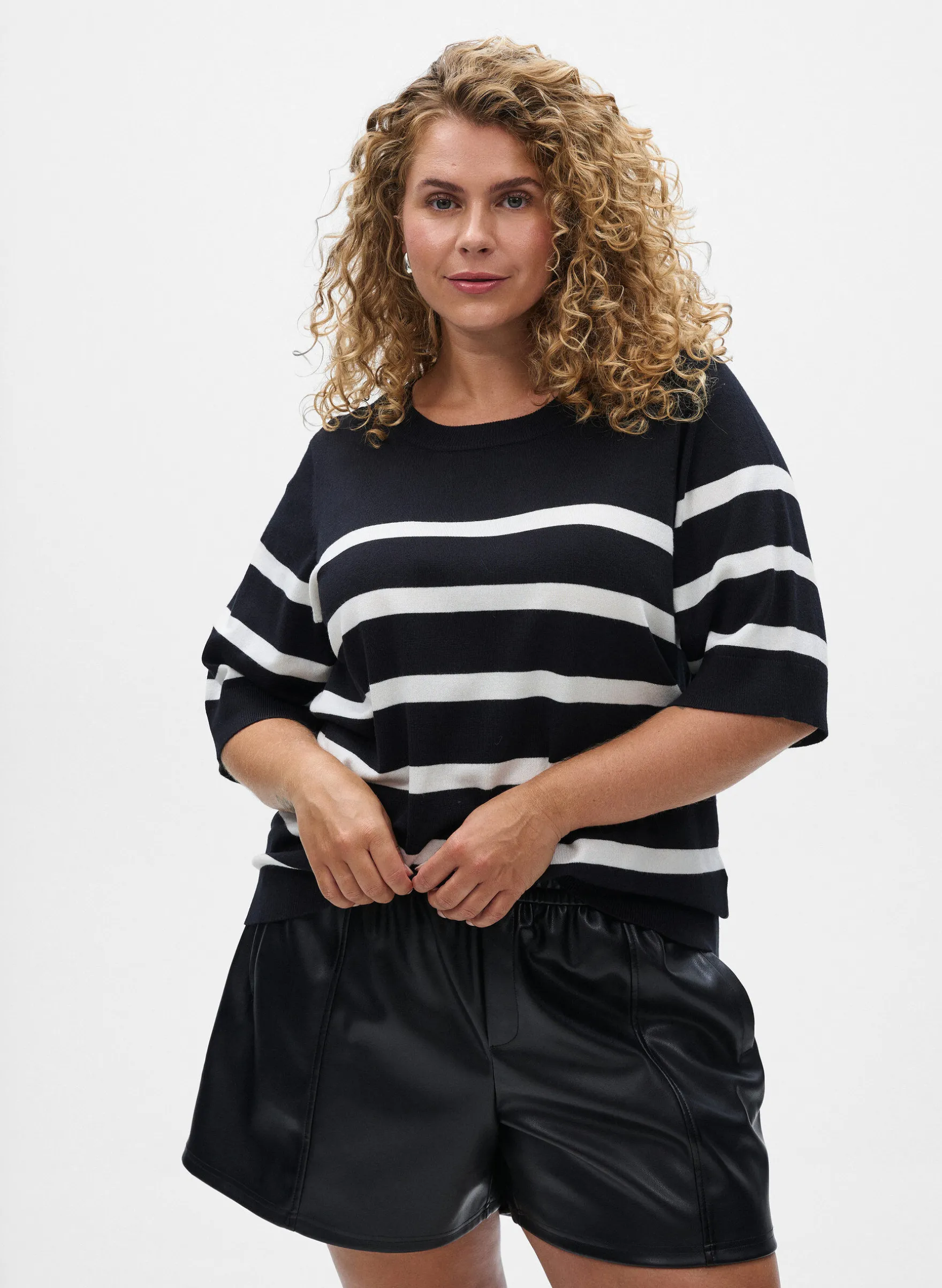 Gestreiftes Stricktop mit kurzen Ärmeln