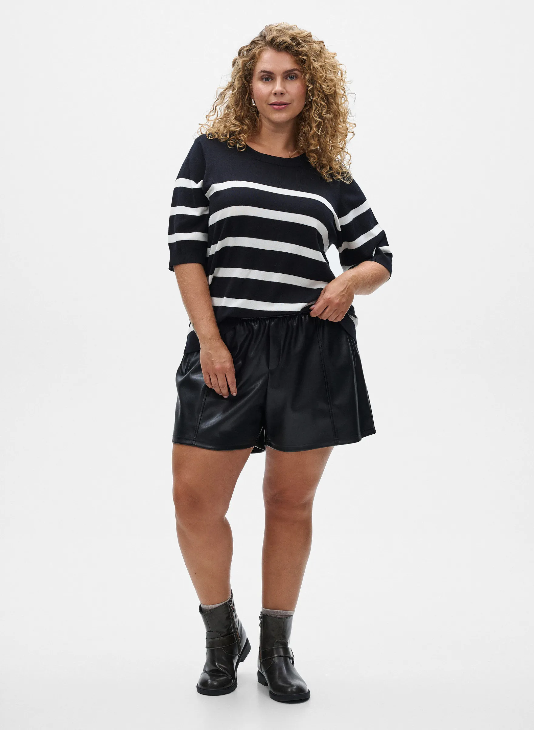 Gestreiftes Stricktop mit kurzen Ärmeln