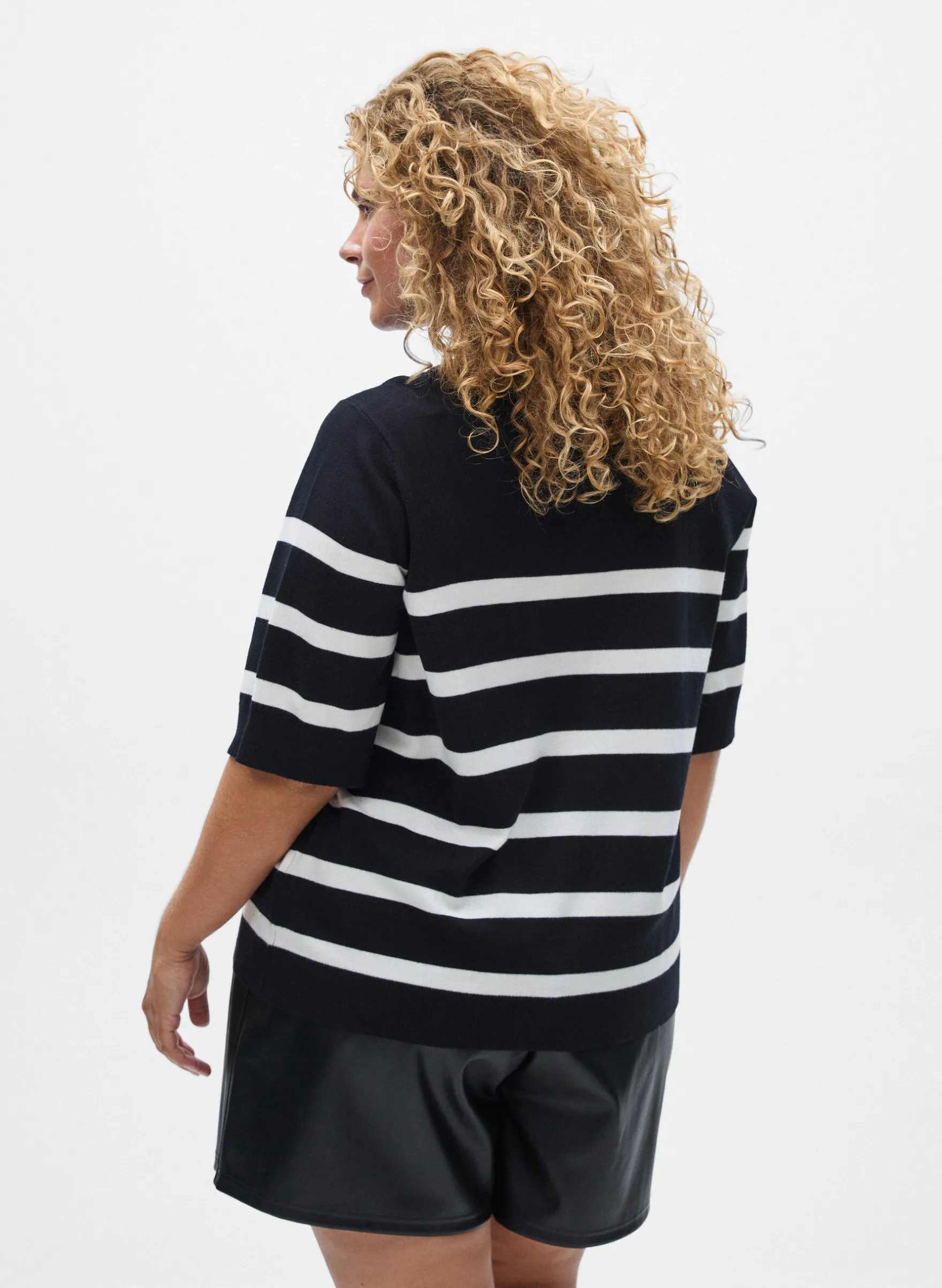 Gestreiftes Stricktop mit kurzen Ärmeln