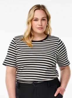 Gestreiftes T-Shirt mit gerippter Struktur