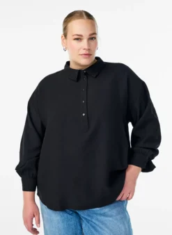 Hemdbluse mit Knopfdetail am Rücken
