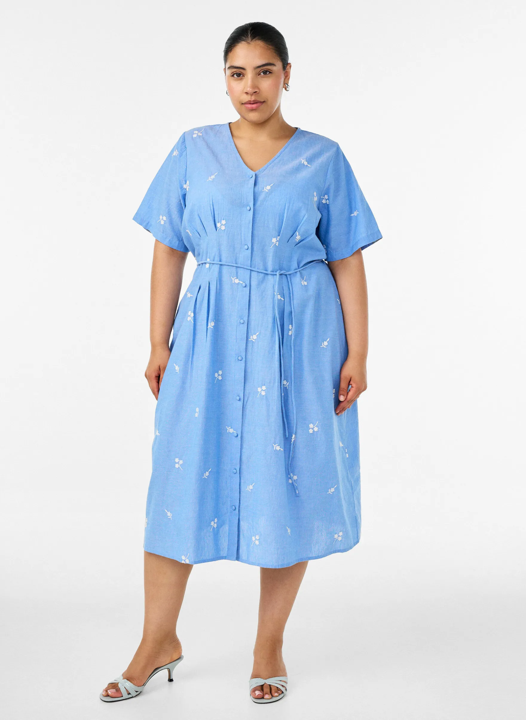 Hemdblusenkleid aus Baumwolle mit gestickten Blumen