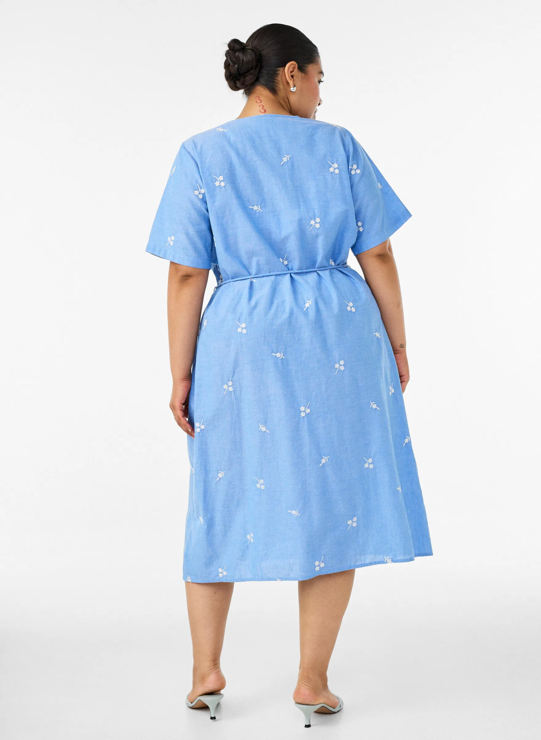 Hemdblusenkleid aus Baumwolle mit gestickten Blumen