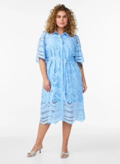 Hemdblusenkleid aus Broderie Anglaise mit Bindegürtel