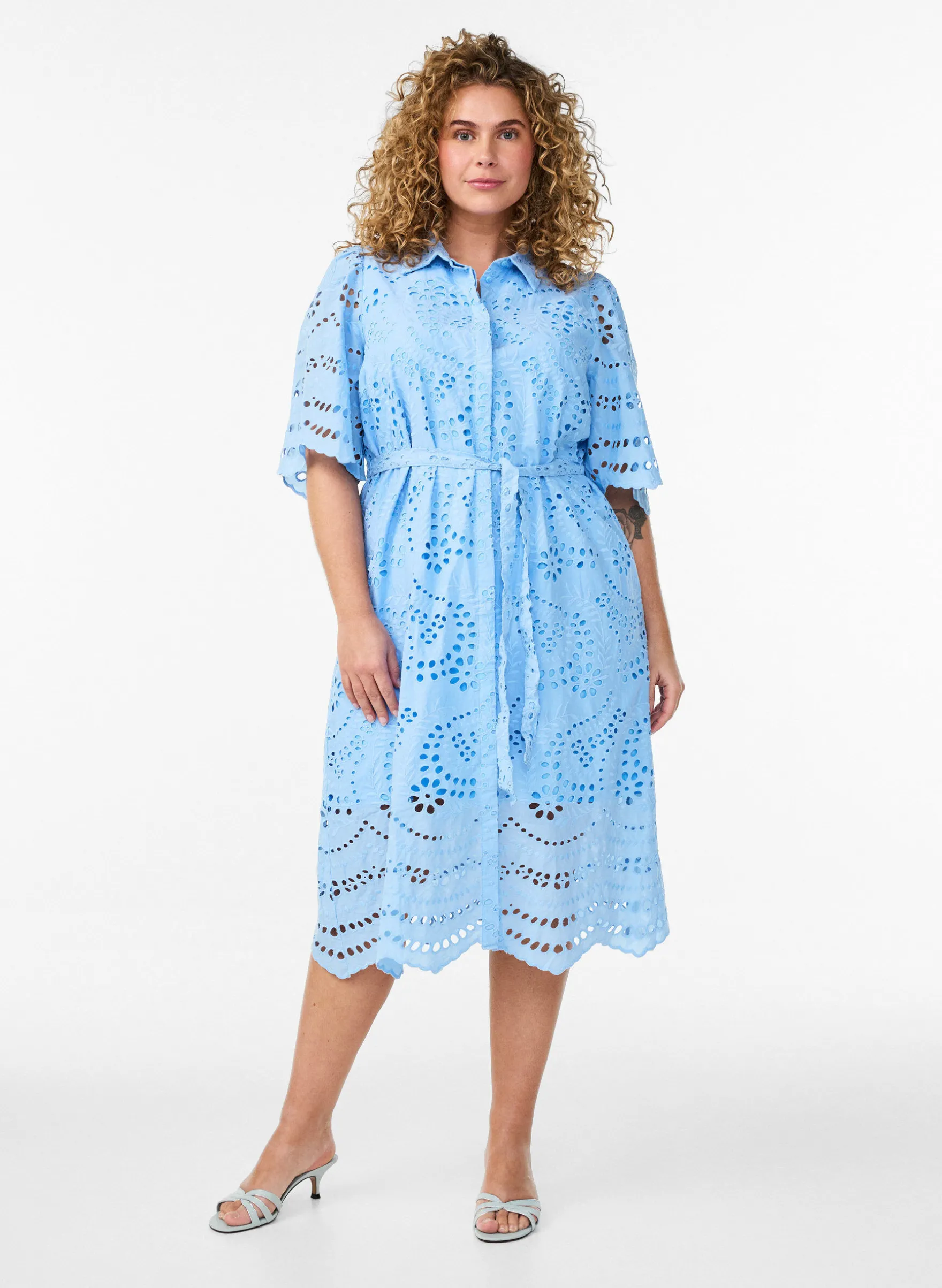 Hemdblusenkleid aus Broderie Anglaise mit Bindegürtel