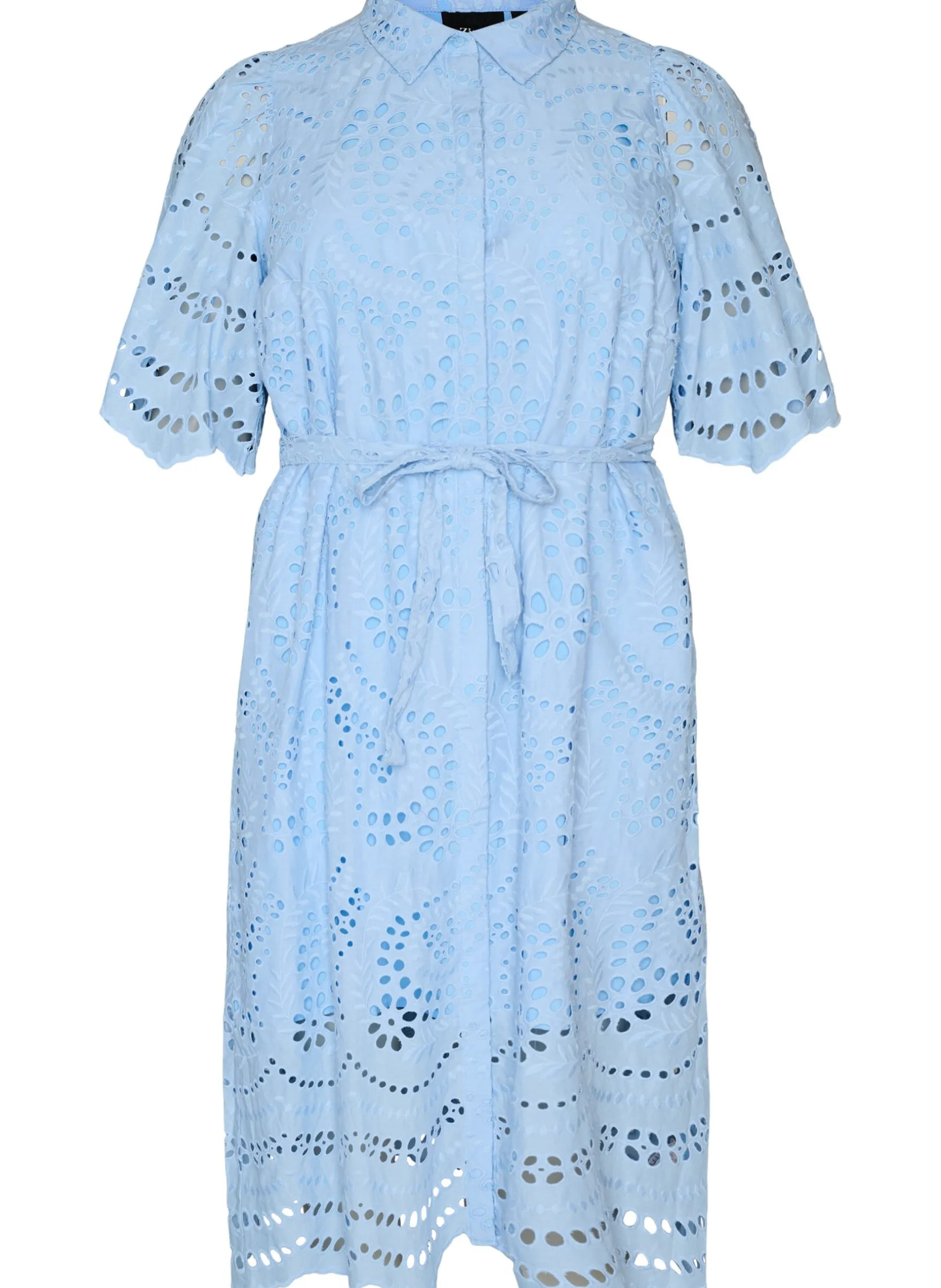 Hemdblusenkleid aus Broderie Anglaise mit Bindegürtel