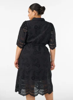 Hemdblusenkleid aus Broderie Anglaise mit Bindegürtel