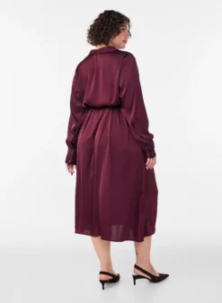Hemdblusenkleid aus Satin mit einem Bindegürtel