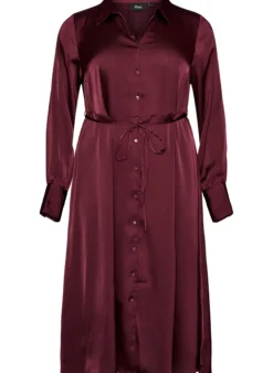 Hemdblusenkleid aus Satin mit einem Bindegürtel