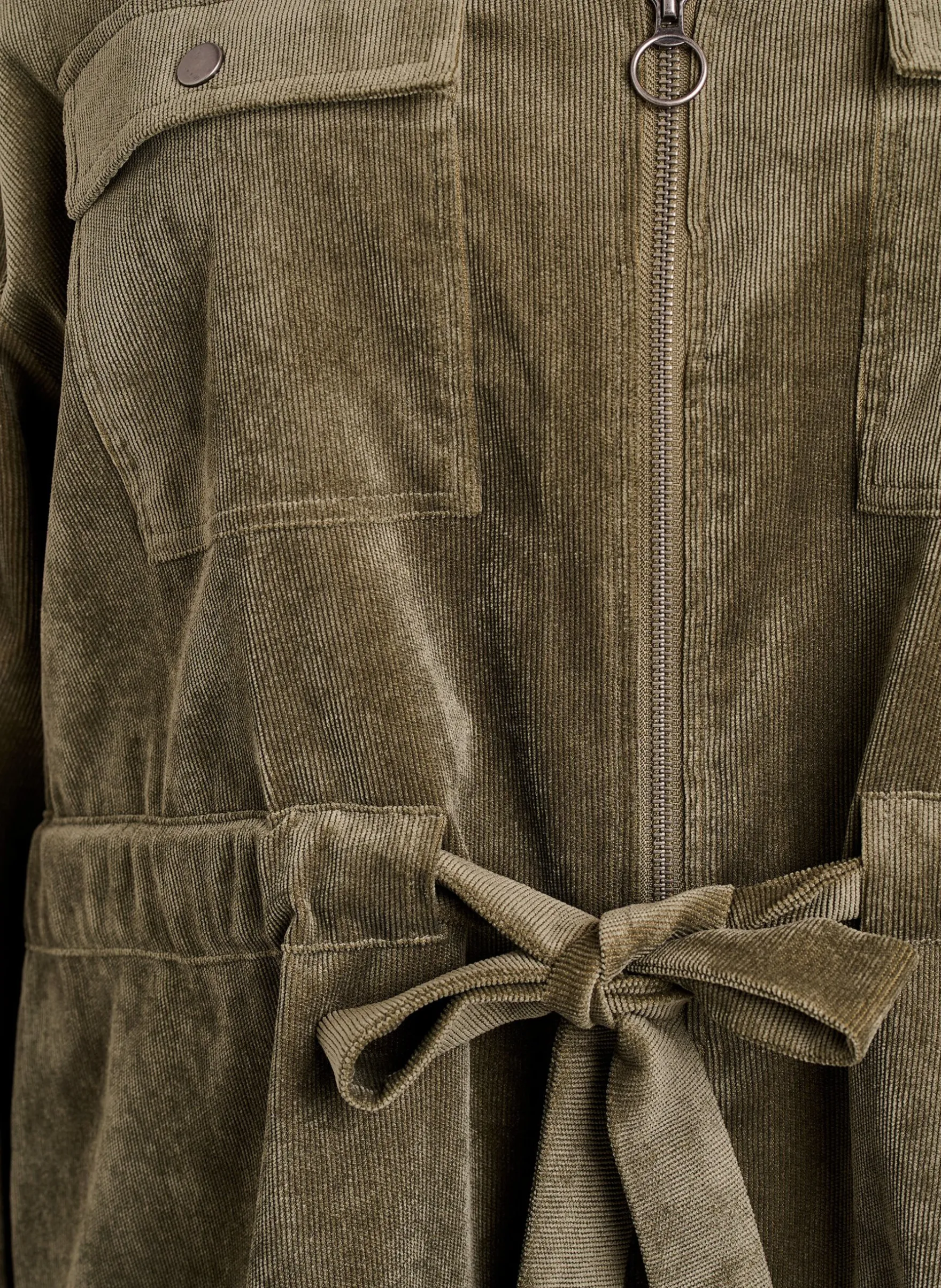 Hemdjacke aus Cord mit Bindegürtel und Taschen