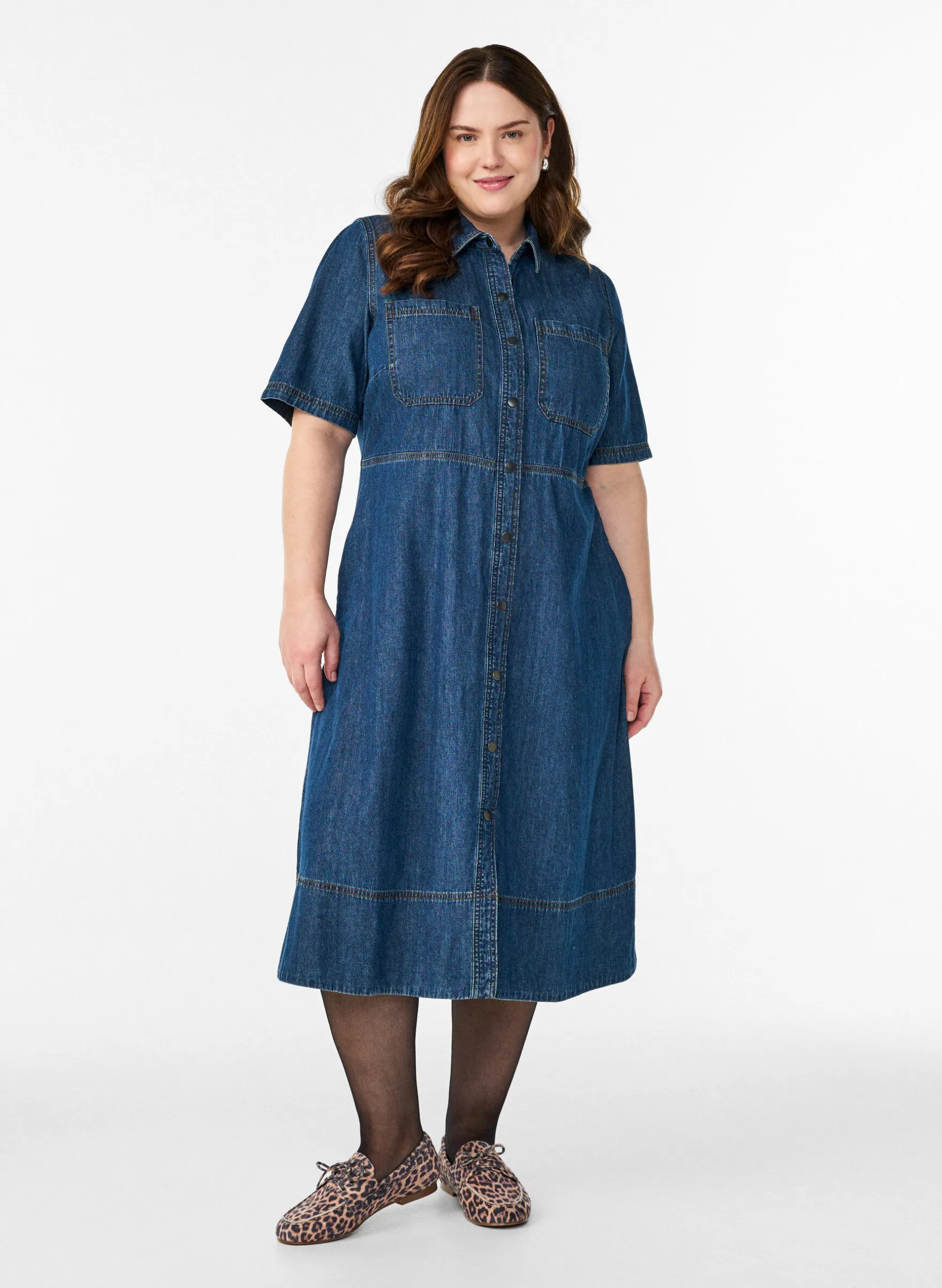Hemdkleid aus Denim mit kurzen Ärmeln