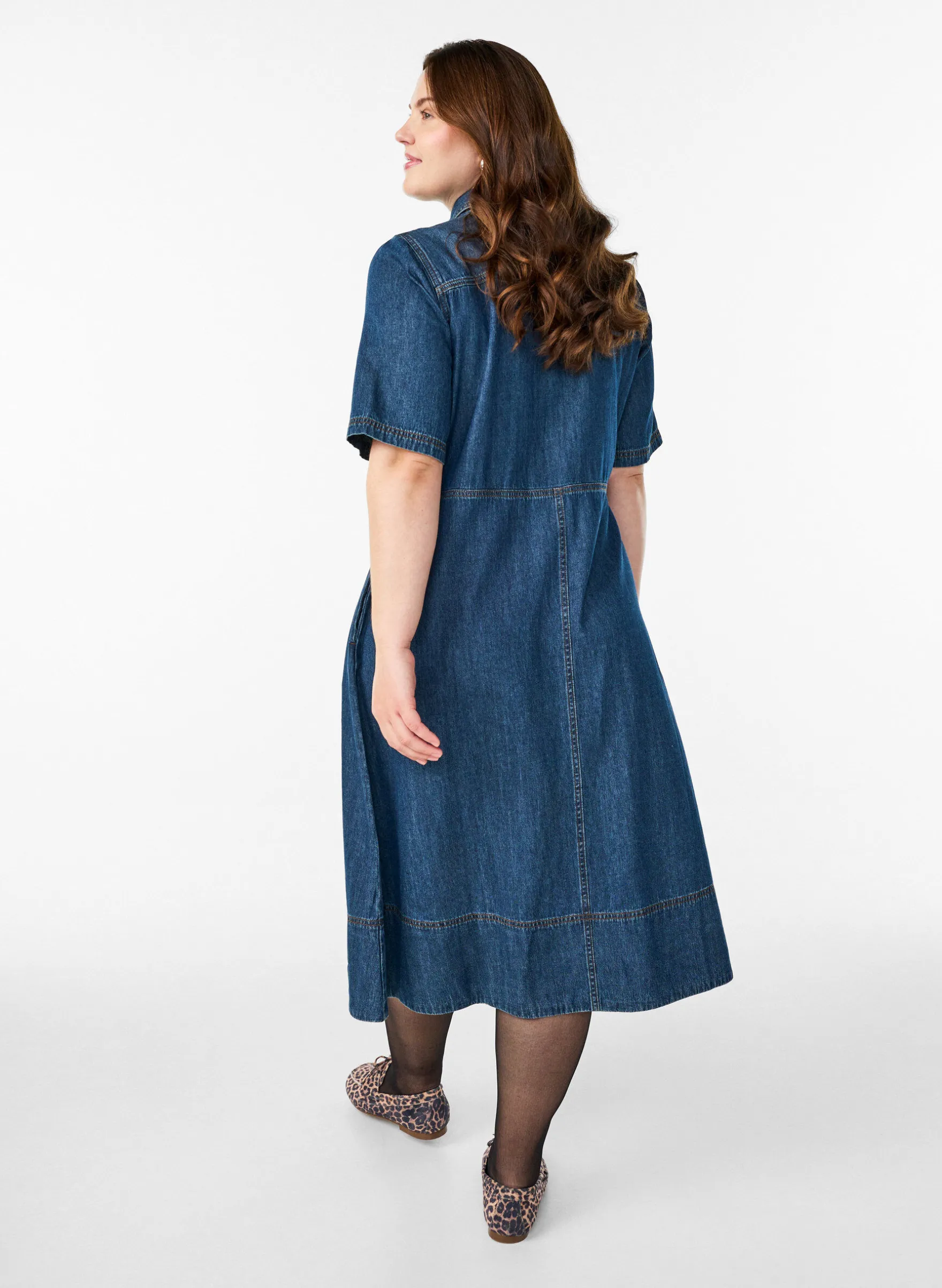 Hemdkleid aus Denim mit kurzen Ärmeln