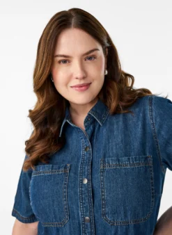 Hemdkleid aus Denim mit kurzen Ärmeln
