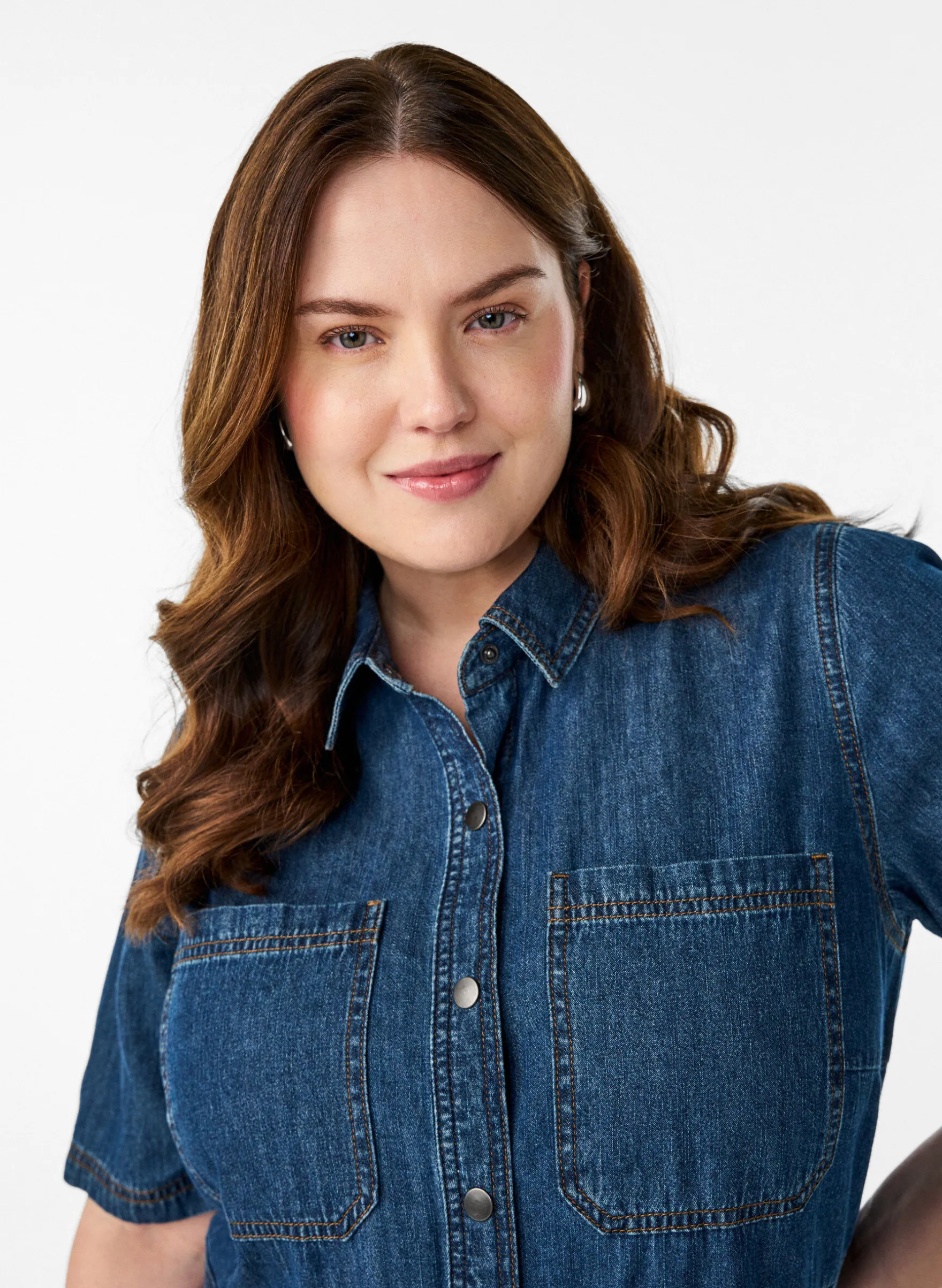 Hemdkleid aus Denim mit kurzen Ärmeln