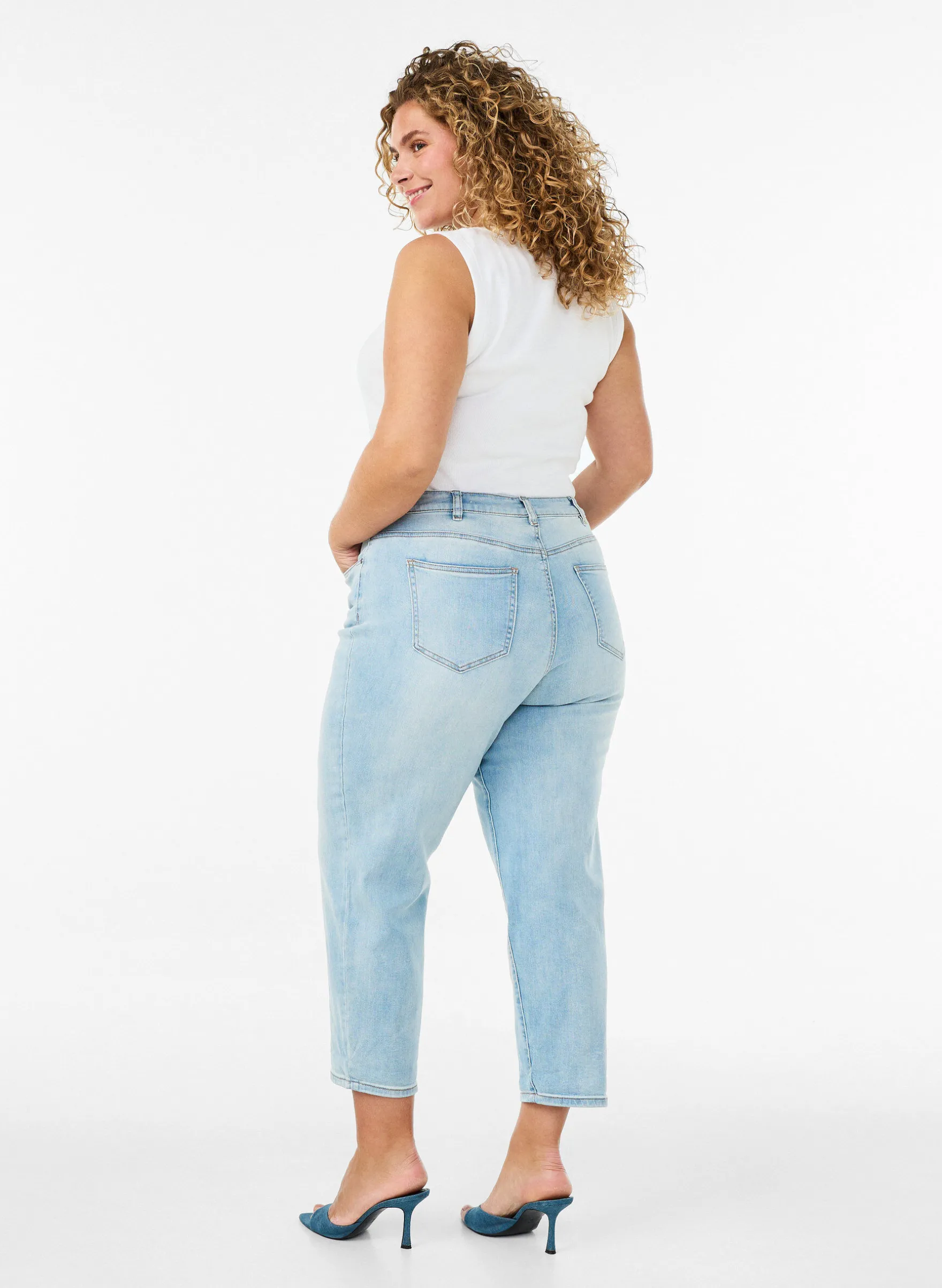 Hochgekrempelte 7/8-Jeans mit hoher Taille