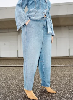 Hoch taillierte Barrel-Jeans