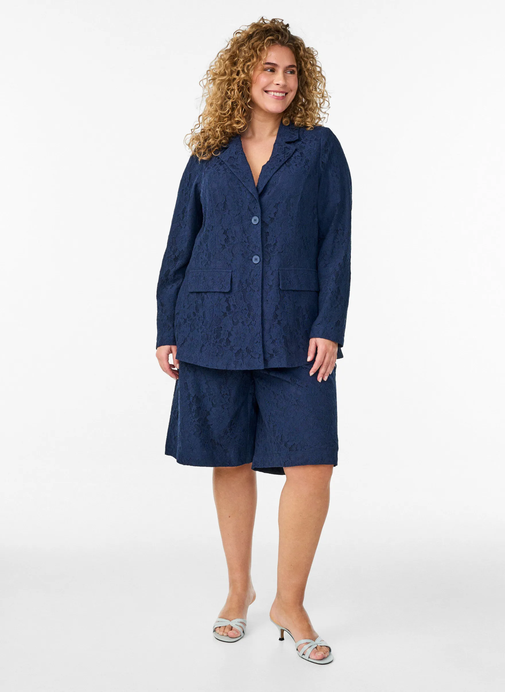 Hoch taillierte Bermudashorts aus Spitze