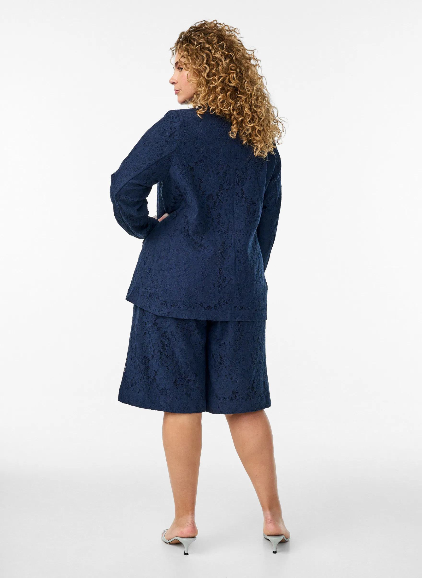 Hoch taillierte Bermudashorts aus Spitze