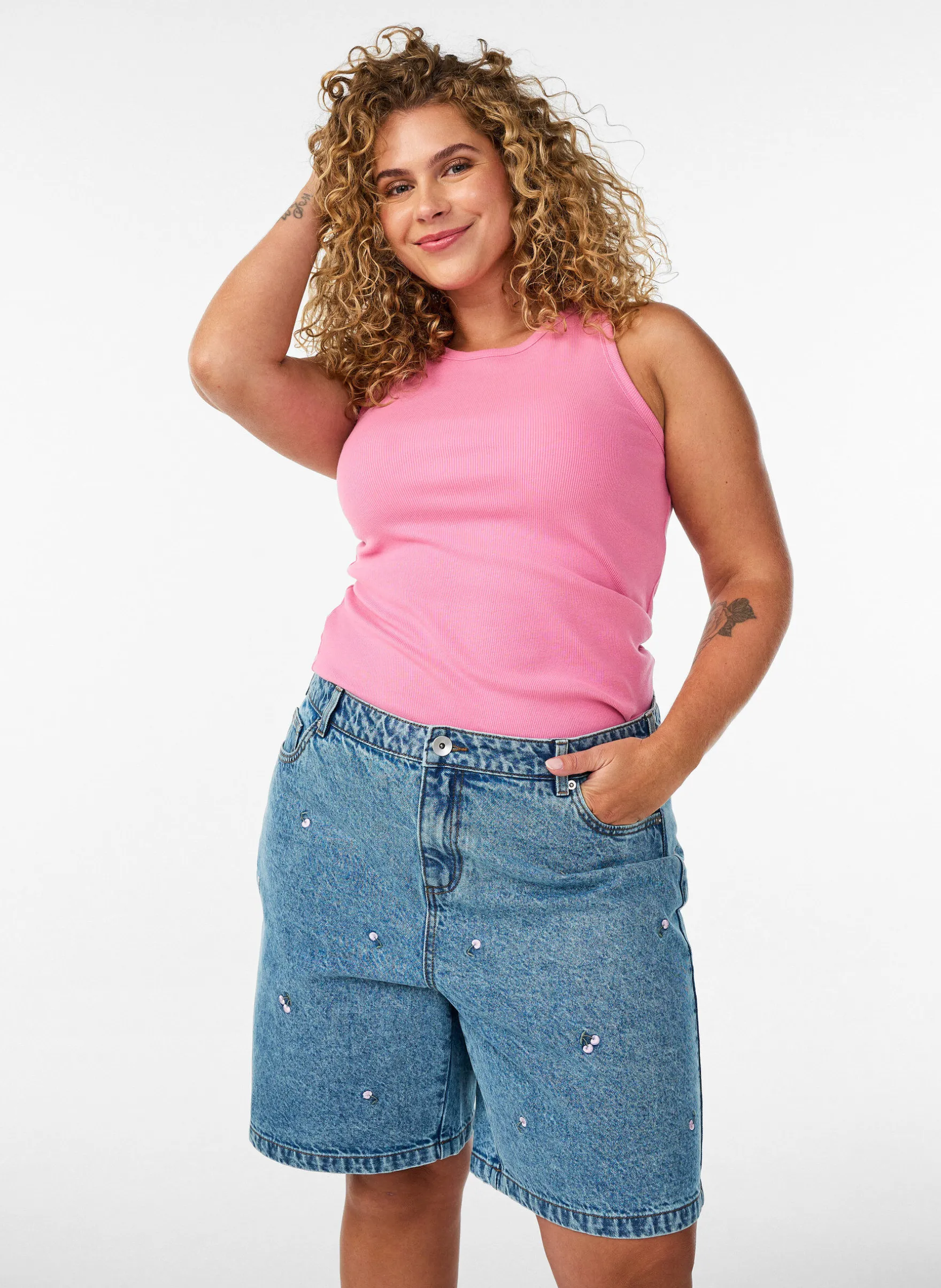 Hoch taillierte Denimshorts mit bestickten Motiven