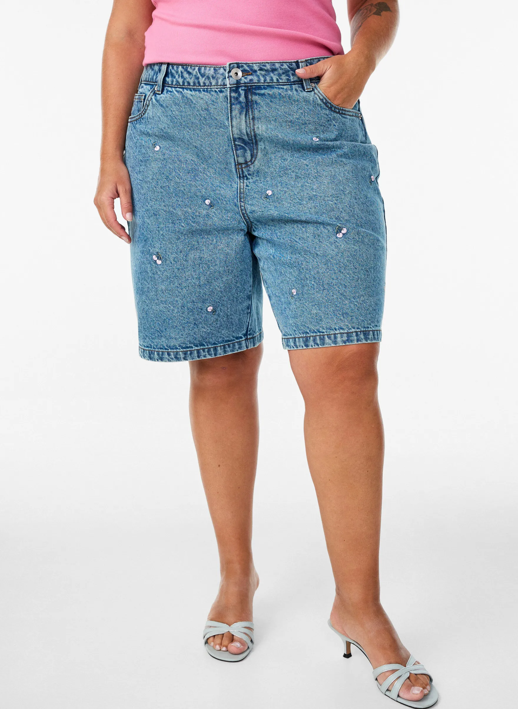Hoch taillierte Denimshorts mit bestickten Motiven
