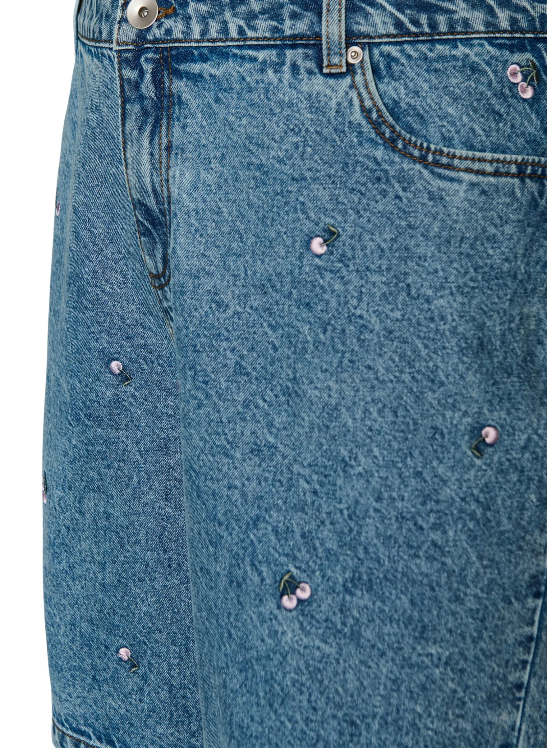 Hoch taillierte Denimshorts mit bestickten Motiven
