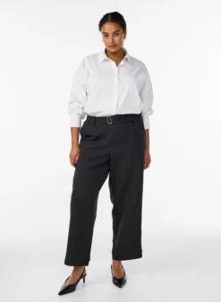 Hoch taillierte Hose mit Gürtel