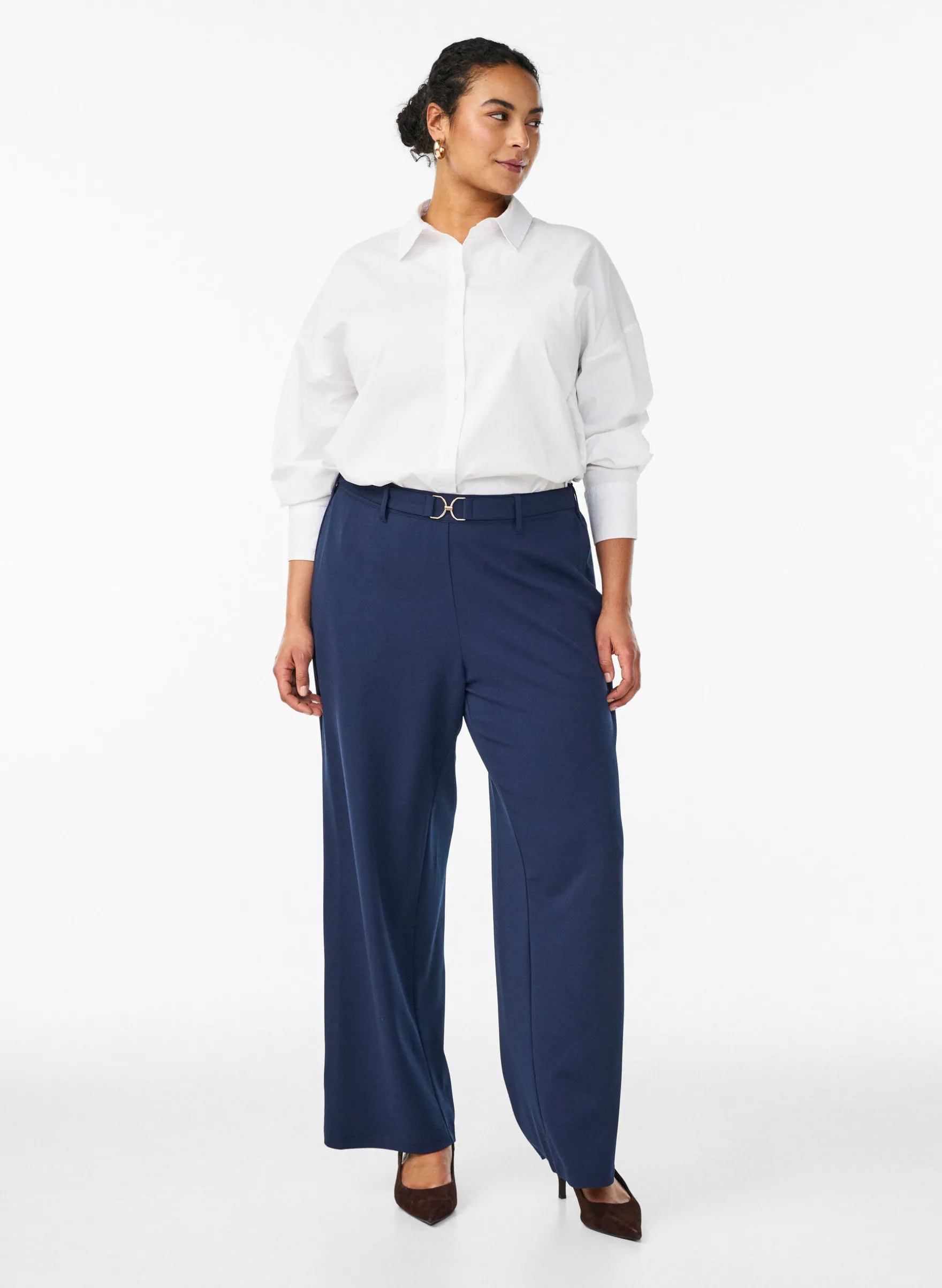 Hoch taillierte Hose mit Gürtel und goldener Schnalle