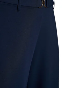 Hoch taillierte Hose mit Gürtel und goldener Schnalle