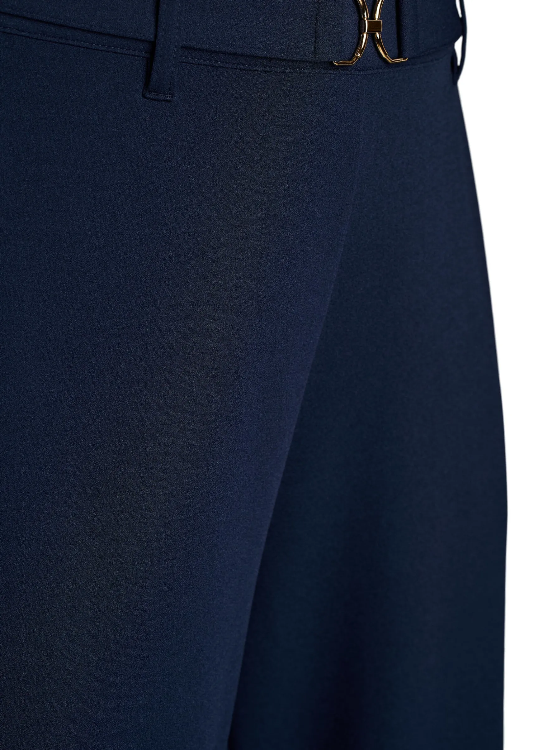 Hoch taillierte Hose mit Gürtel und goldener Schnalle