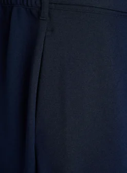 Hoch taillierte Hose mit Gürtel und goldener Schnalle
