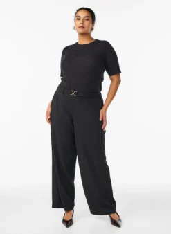 Hoch taillierte Hose mit Gürtel und goldener Schnalle