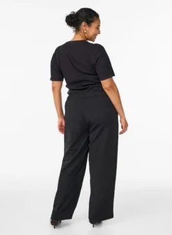 Hoch taillierte Hose mit Gürtel und goldener Schnalle
