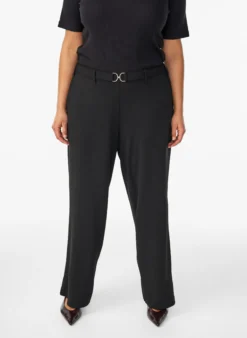 Hoch taillierte Hose mit Gürtel und goldener Schnalle