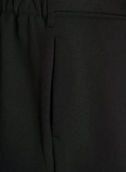 Hoch taillierte Hose mit Gürtel und goldener Schnalle