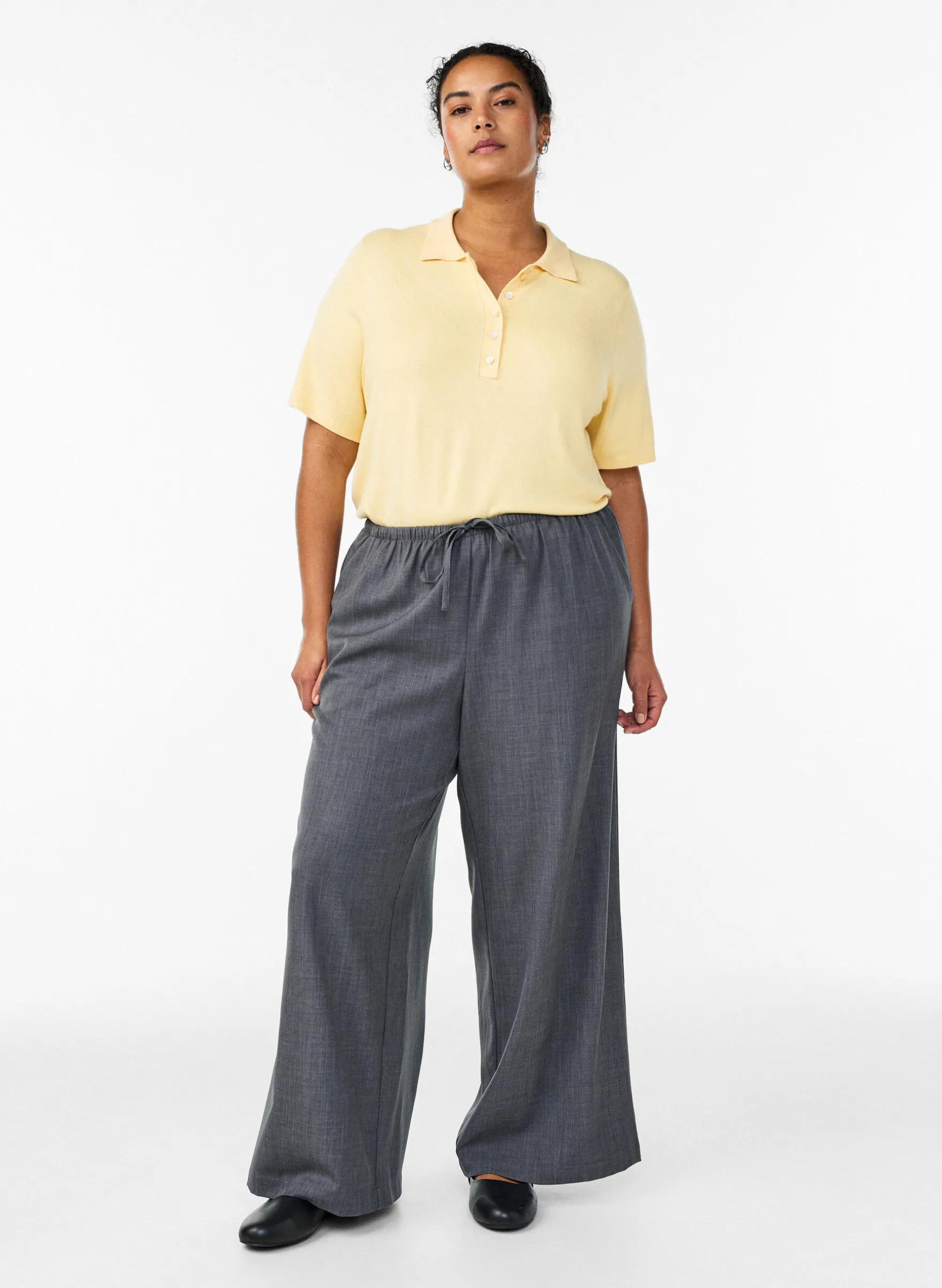 Hoch taillierte Hose mit weiten Beinen