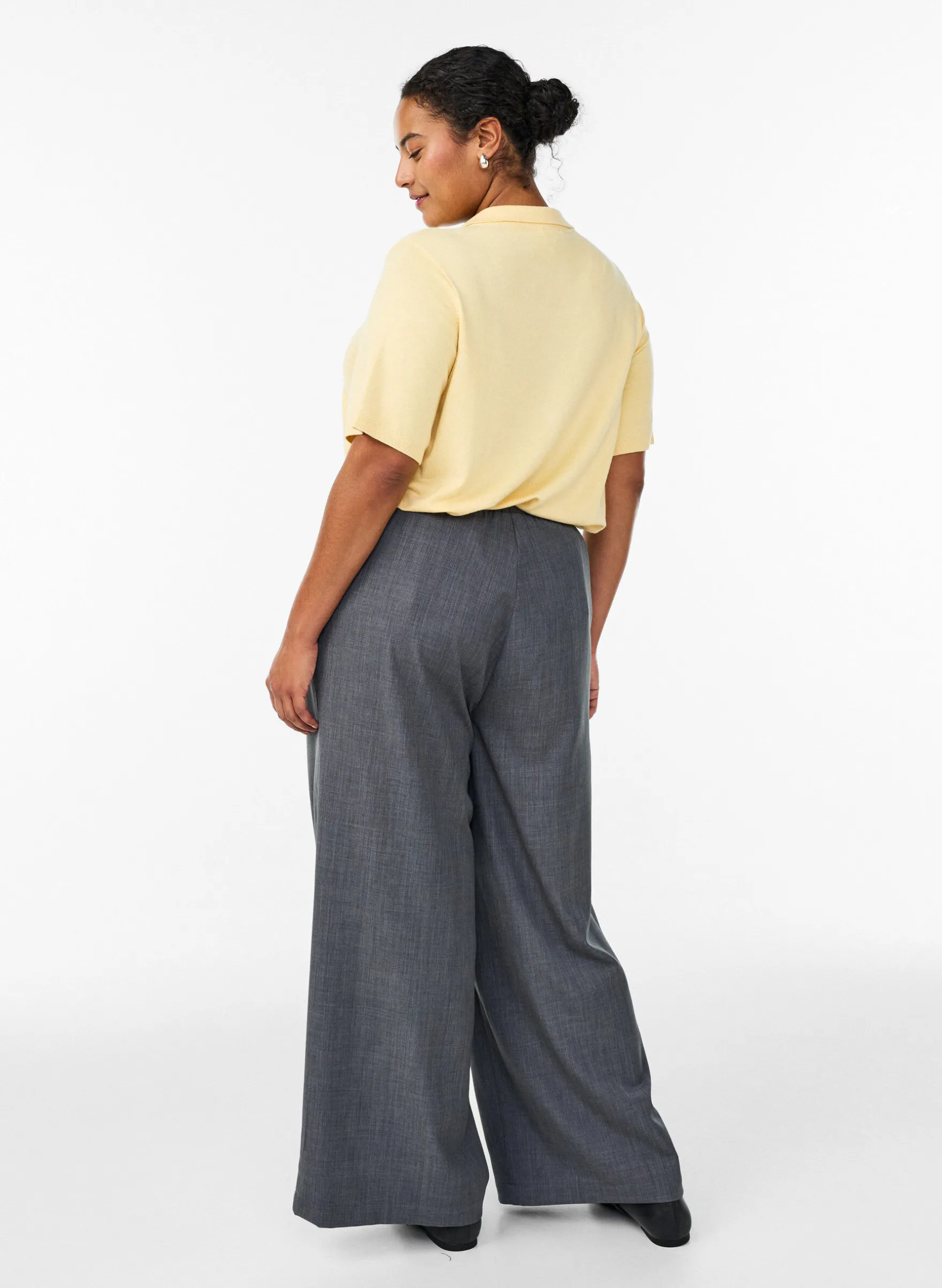 Hoch taillierte Hose mit weiten Beinen