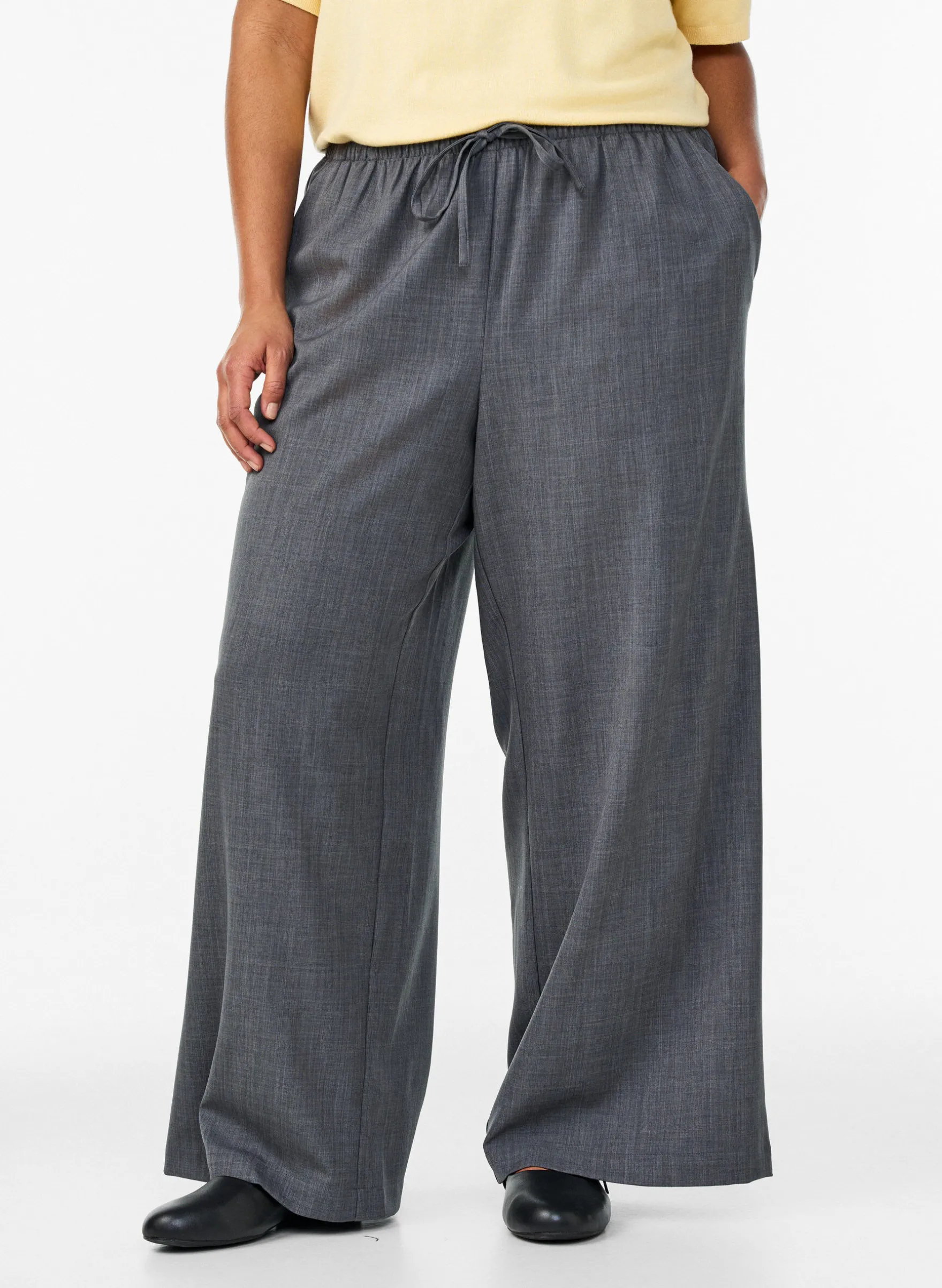 Hoch taillierte Hose mit weiten Beinen