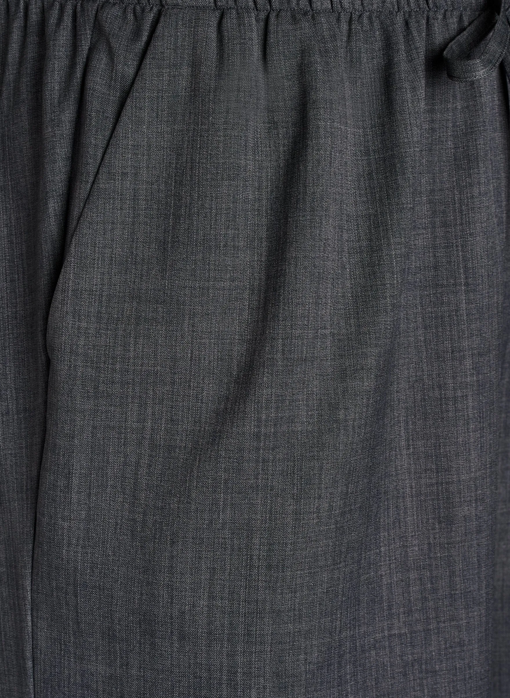 Hoch taillierte Hose mit weiten Beinen