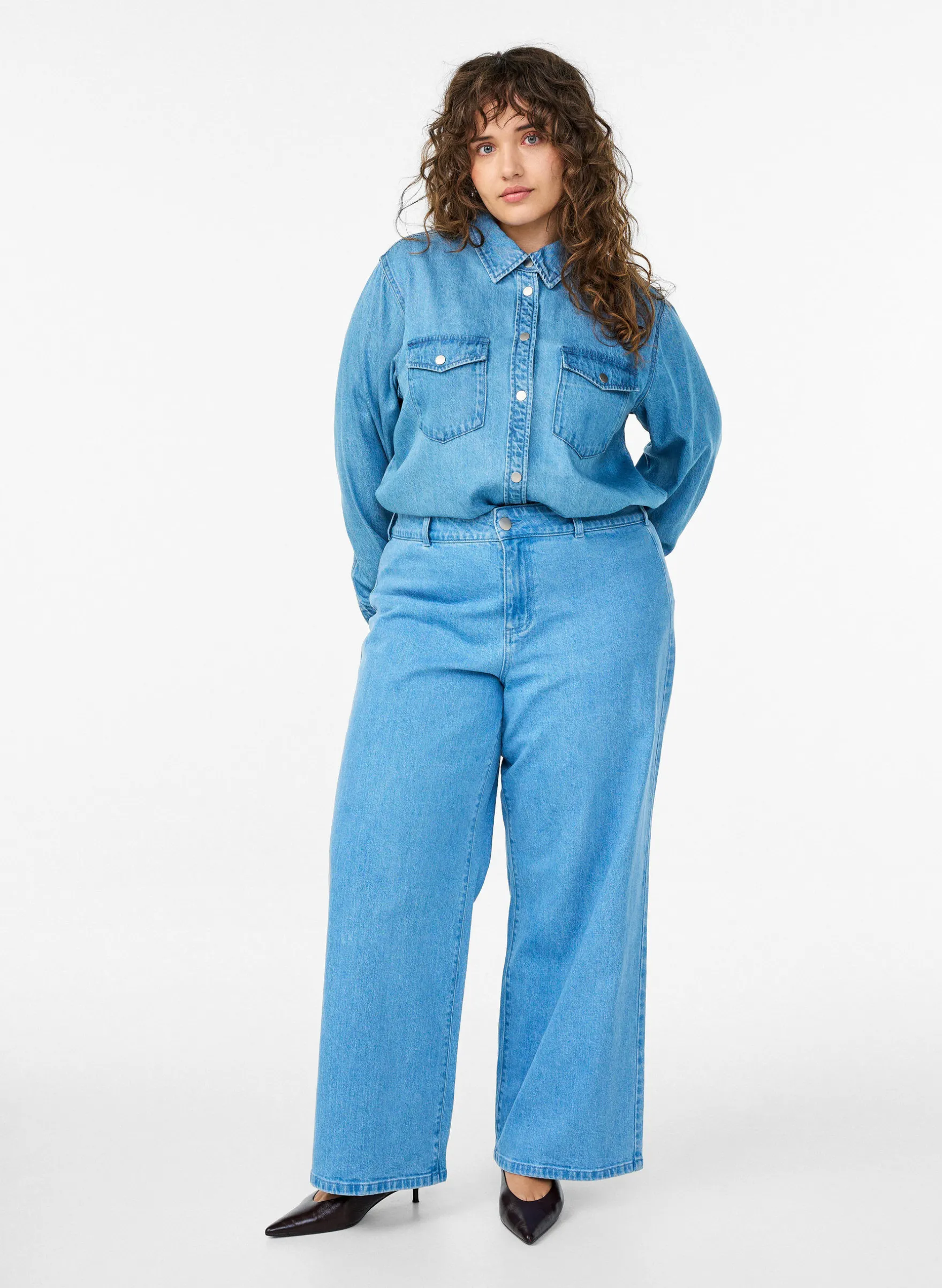 Hoch taillierte Jeans mit weitem Bein