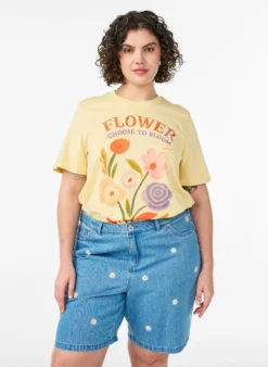 Hoch taillierte Jeansshorts mit geblümter Stickerei