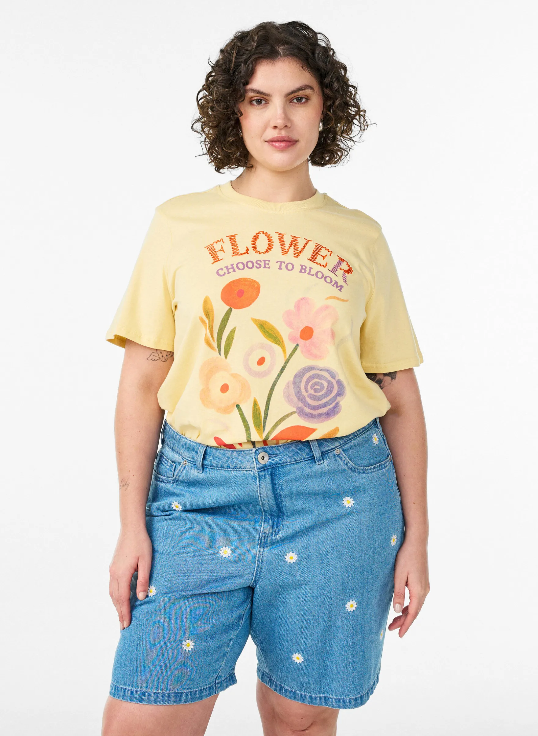 Hoch taillierte Jeansshorts mit geblümter Stickerei