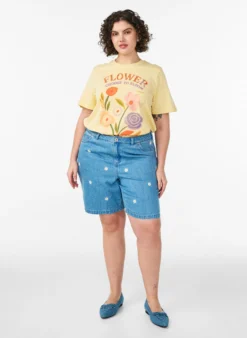Hoch taillierte Jeansshorts mit geblümter Stickerei