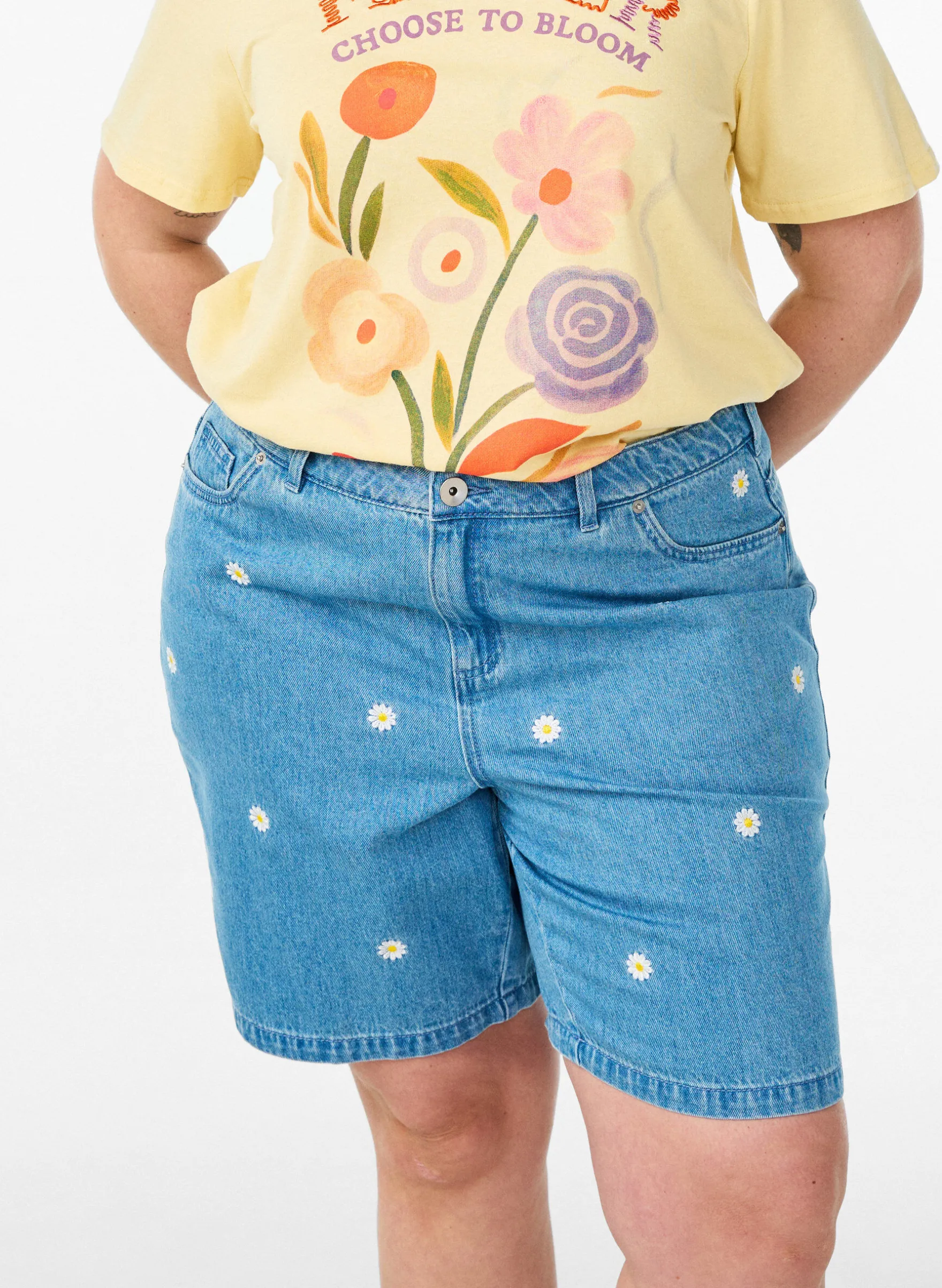 Hoch taillierte Jeansshorts mit geblümter Stickerei